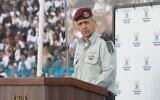 Le chef de l'armée israélienne, Aviv Kohavi, prend la parole lors d'une cérémonie marquant la fin du cours de pilotage de l'armée de l'air israélienne, sur la base aérienne de Hatzerim, dans le sud d'Israël, le 22 décembre 2021.(Crédit : Tsahal)