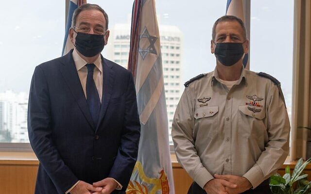 L'ambassadeur américain en Israël Tom Nides, à gauche, rencontre le chef d'État-major de l'armée israélienne au siège militaire de la Kirya à Tel Aviv, le 4 février 2022. (Crédit : Armée israélienne) L'ambassadeur américain en Israël Tom Nides, à gauche, rencontre le chef d'État-major de l'armée israélienne au siège militaire de la Kirya à Tel Aviv, le 4 février 2022. (Crédit : Armée israélienne)