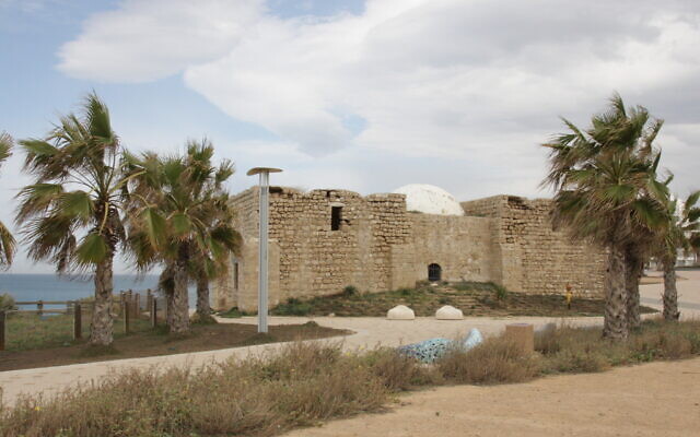 Le tombeau de Sheikh Awad sur la promenade d'Ashkelon. (Crédit : Shmuel Bar-Am)