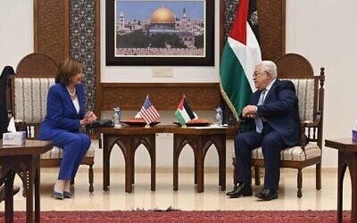 Le Président de l'Autorité Palestinienne, Mahmoud Abbas (à droite) s'entretient avec la Présidente de la Chambre des Représentants, Nancy Pelosi à Ramallah, Cisjordanie, le 17 février 2022. (WAFA)