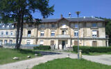 L'entrée de la Yeshivat Beth Yossef à Bussières, en France. (Crédit : Google Maps via JTA)