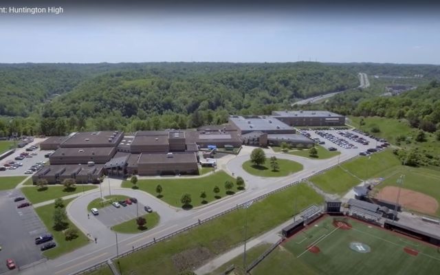Capture d'écran du Huttington High School en Virginie occidentale. (Capture d'écran : YouTube)