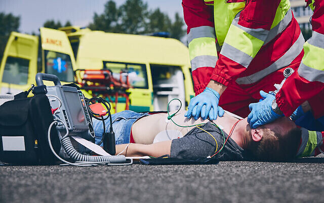 Réanimation cardiaque par une équipe médicale sur la route. Illustration.( Crédit: Chalabala via iStock Getty Images) Réanimation cardiaque par une équipe médicale sur la route. Illustration.( Crédit: Chalabala via iStock Getty Images)
