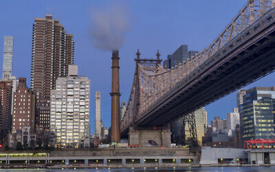 Vue matinale sur East River, Upper East Side et Queensboro Bridge, également connu sous le nom de 59th Street Bridge, depuis Roosevelt Island.