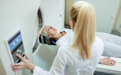 Illustration : Une femme subissant un scanner dans le cadre d'un dépistage du cancer. (Crédit : Drazen Zigic via iStock by Getty Images)