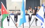 Une rare rencontre publique entre le maire d'Eilat et le gouverneur d'Aqaba à Eilat le 16 février 2022. (Autorisation)