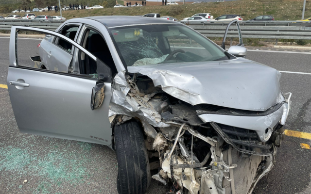 Une voiture endommagée après un accident de la circulation mortel sur la Route 6, à hauteur du carrefour de Lakia dans le sud d'Israel, le 11 février 2022. (Crédit : Magen David Adom)