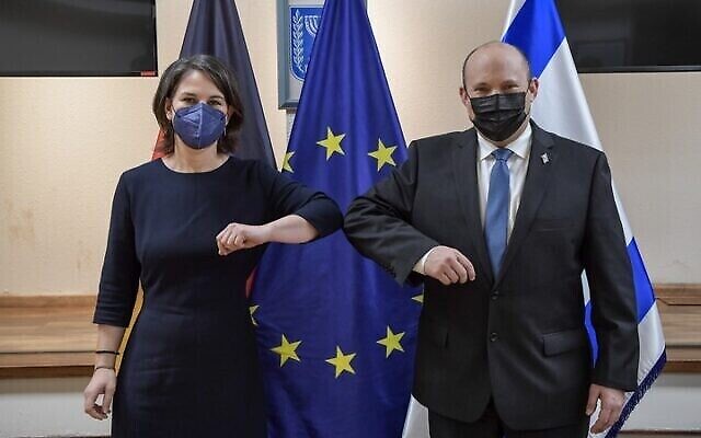 La ministre allemande des Affaires étrangères Annalena Baerbock (à gauche) rencontre le Premier ministre Naftali Bennett à Jérusalem, le 10 février 2022. (Crédit : Kobi Gideon/GPO) La ministre allemande des Affaires étrangères Annalena Baerbock (à gauche) rencontre le Premier ministre Naftali Bennett à Jérusalem, le 10 février 2022. (Crédit : Kobi Gideon/GPO)