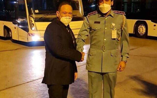 Le chef de la police israélienne aux côtés d'un responsable non-identifié des forces de l'ordre émiraties. (Crédit : Police israélienne)