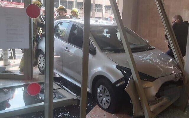 L'accident sur la rue Nachshol à Rishon Lezion, le 7 février 2022. (Crédit : service de secours et incendie de Rishon Lezion)
