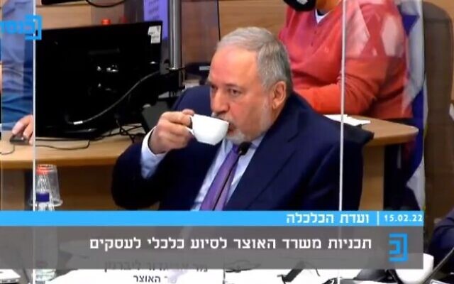 Le ministre des Finances Avigdor Liberman sirotant impassiblement son thé, alors qu'une femme pleure pendant son témoignage devant la commission des Affaires économiques de la Knesset, le 15 février 2022. (Capture d'écran/Knesset TV) Le ministre des Finances Avigdor Liberman sirotant impassiblement son thé, alors qu'une femme pleure pendant son témoignage devant la commission des Affaires économiques de la Knesset, le 15 février 2022. (Capture d'écran/Knesset TV)