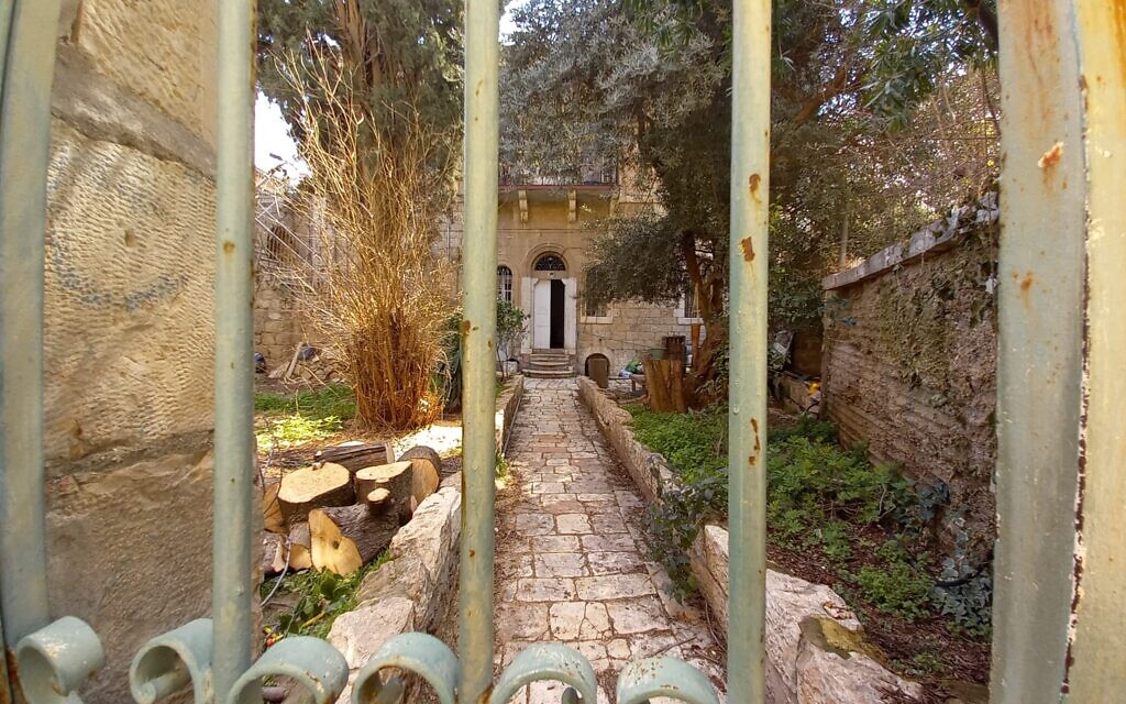 Coup d'œil (in)discret à l'intérieur d'un jardin de Mousrara. (Crédit : Cathy Bat Or)