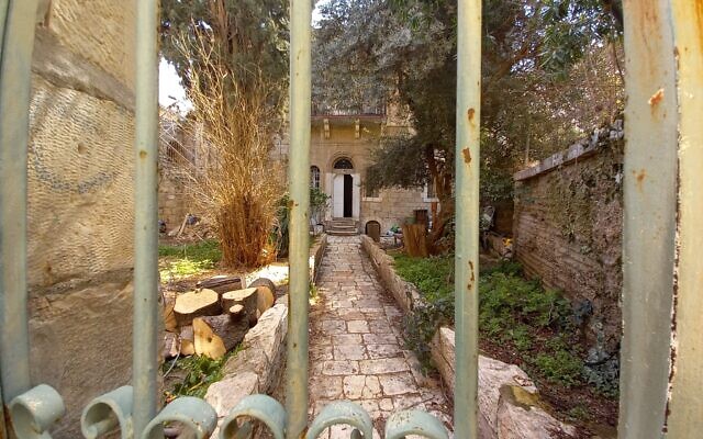 Coup d'œil (in)discret à l'intérieur d'un jardin de Mousrara. (Crédit : Cathy Bat Or)