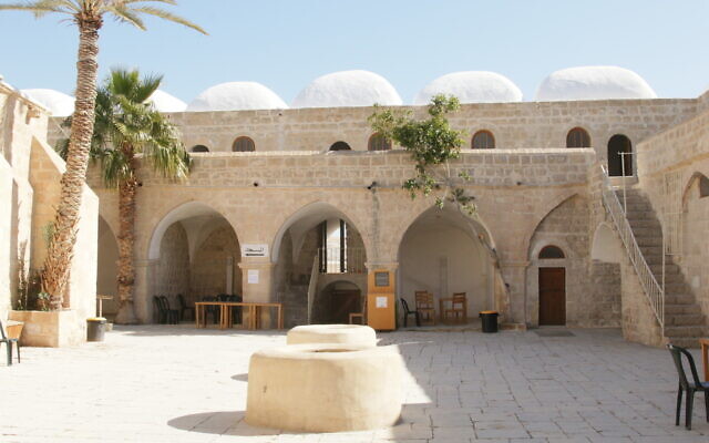 Façade extérieure du sanctuaire de Nabi Musa. (Crédit : Shmuel Bar-Am)