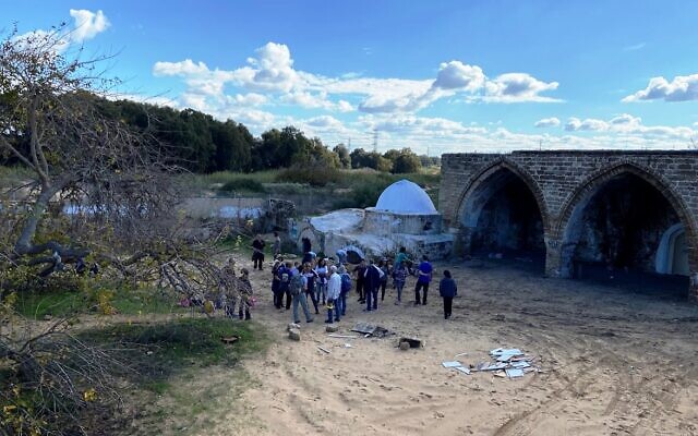 Des fidèles juifs se rassemblent devant le sanctuaire de Nabi Rubin. (Crédit : Eran Ziv)