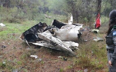 La scène où un petit avion s 'est écrasé près de Jérusalem, le 26 février 2022. (Crédit : Police israélienne)