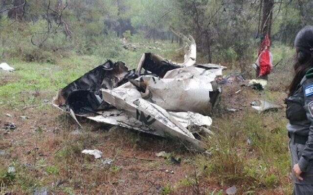 La scène où un petit avion s 'est écrasé près de Jérusalem, le 26 février 2022. (Crédit : Police israélienne)