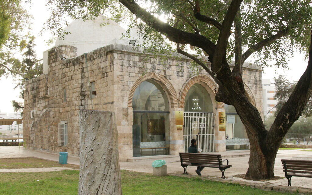 La tombe de Raban Gamilel II, à Yavne. (Crédit : Shmuel Bar-Am)