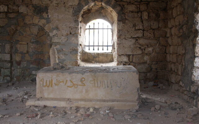 Intérieur du sanctuaire de Sheih Awad. (Crédit : Shmuel Bar-Am)