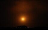 Une image extraite d'une vidéo censée montrer les défenses aériennes syriennes interceptant un missile israélien, le 24 février 2022. (Capture d'écran : YouTube/SANA)