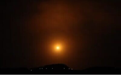 Une image extraite d'une vidéo censée montrer les défenses aériennes syriennes interceptant un missile israélien, le 24 février 2022. (Capture d'écran : YouTube/SANA)