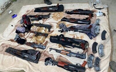 Armes saisies par les forces de sécurité israéliennes lors d'une tentative de contrebande d'armes le long de la frontière avec la Jordanie, le 25 février 2022. (Crédit : armée israélienne)