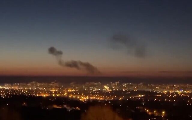 Capture d'écran d'une vidéo montrant supposément de la fumée au-dessus de la ville ukrainienne de Kharkiv, le 24 février 2022 (Capture d'écran/Bloomberg). Capture d'écran d'une vidéo montrant supposément de la fumée au-dessus de la ville ukrainienne de Kharkiv, le 24 février 2022 (Capture d'écran/Bloomberg).