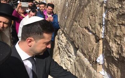 Illustration : Le président ukrainien Volodymyr Zelensky visitant le mur Occidental, à Jérusalem, le 23 janvier 2020. (Crédit : GoldPR)