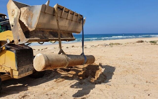 L'enlèvement d'un pilier vieux de 1500 ans découvert sur la plage, à proximité du site archéologique d'Ashdod-Yam .  (Crédit : Autorité israélienne des antiquités)