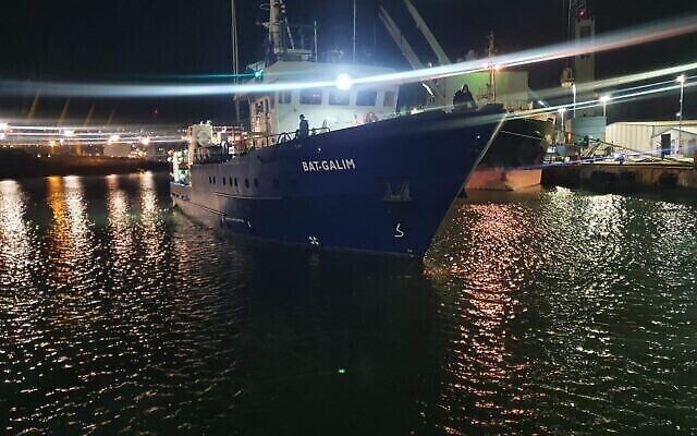 Le navire de recherche de haute mer R/V Bat-Galim se prépare à intervenir sur une possible pollution maritime au large des côtes israéliennes, le 1er fevrier 2022 (Ministère de l’Environnement) Le navire de recherche de haute mer R/V Bat-Galim se prépare à intervenir sur une possible pollution maritime au large des côtes israéliennes, le 1er fevrier 2022 (Ministère de l’Environnement)