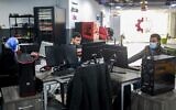 Des personnes travaillent dans le laboratoire de fabrication numérique TechWorks à Amman, la capitale de la Jordanie, le 20 février 2022. (Crédit : Khalil MAZRAAWI / AFP)