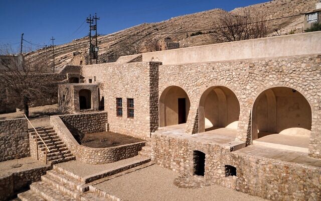 Cette photo prise le 3 février 2022 montre une vue de l'extérieur de la synagogue Prophet Nahum (datant dans sa forme actuelle de l'année 1796), dans la ville d'al-Qosh, au nord de l'Irak, à une cinquantaine de kilomètres au nord de Mossoul. (Crédit : Ismael ADNAN / AFP)