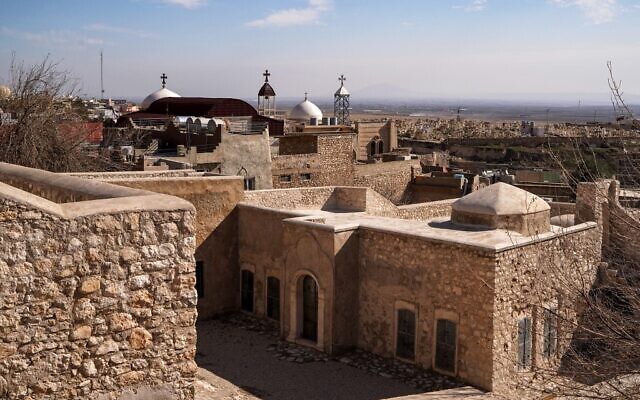 Cette photo prise le 3 février 2022 montre une vue de l'extérieur de la synagogue Prophet Nahum (datant dans sa forme actuelle de l'année 1796), dans la ville d'al-Qosh, au nord de l'Irak, à environ 50 kilomètres au nord de Mossoul. (Crédit : Ismael ADNAN / AFP)