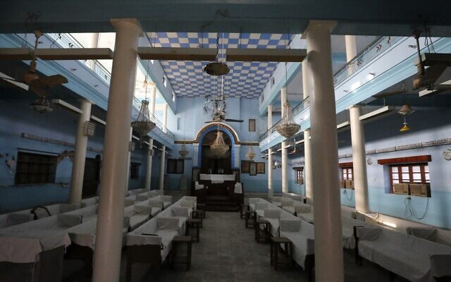 Cette photo montre l'intérieur de la synagogue Meir Tweig de la capitale irakienne Bagdad, le 7 janvier 2022. (Crédit : Sabah ARAR / AFP)