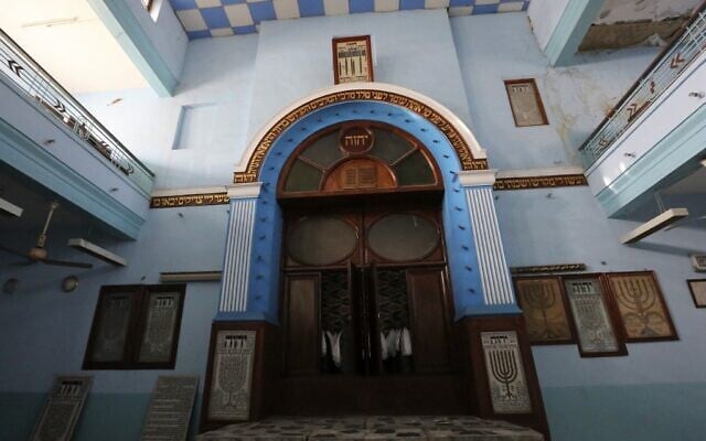 Cette photo montre l'intérieur de la synagogue Meir Tweig de la capitale irakienne Bagdad, le 7 janvier 2022. (Crédit : Sabah ARAR / AFP)