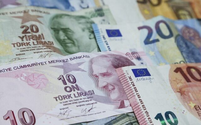 Un assortiment de billets en lires turques et en euros. (Crédit : Amir MAKAR / AFP)