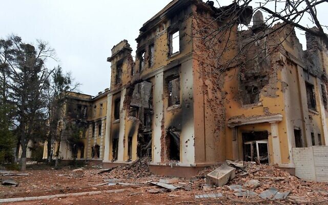 Une école détruite pendant les combats entre les forces ukrainiennes et russes à Kharkiv, le 28 février 2022. (Crédit : Sergey Bobok/AFP) Une école détruite pendant les combats entre les forces ukrainiennes et russes à Kharkiv, le 28 février 2022. (Crédit : Sergey Bobok/AFP)