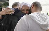 Des passagers israéliens arrivant d'Ukraine via la frontière roumaine à bord d'un vol de secours israélien "Israir" sont accueillis par leur famille à leur arrivée à l'aéroport Ben Gourion de Lod, près de Tel Aviv, le 1er mars 2022. (Crédit : Jack Guez/AFP)