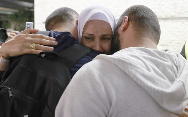 Des passagers israéliens arrivant d'Ukraine via la frontière roumaine à bord d'un vol de secours israélien "Israir" sont accueillis par leur famille à leur arrivée à l'aéroport Ben Gourion de Lod, près de Tel Aviv, le 1er mars 2022. (Crédit : Jack Guez/AFP) Des passagers israéliens arrivant d'Ukraine via la frontière roumaine à bord d'un vol de secours israélien "Israir" sont accueillis par leur famille à leur arrivée à l'aéroport Ben Gourion de Lod, près de Tel Aviv, le 1er mars 2022. (Crédit : Jack Guez/AFP)
