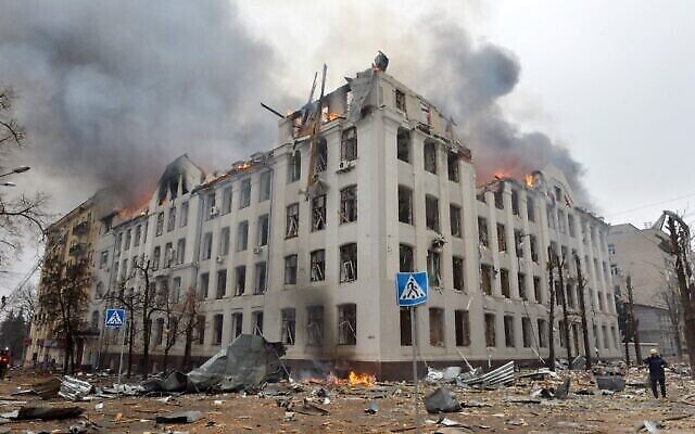 Des pompiers luttent pour contenir un incendie déclaré dans le bâtiment du Département d'Economie de l'Université d'Etat Karazin Kharkiv, probablement à la suite des bombardements russes, le 2 mars 2022. (Photo Sergey BOBOK/AFP)