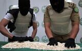 Des agents de la Direction du contrôle des stupéfiants du ministère de l'Intérieur saoudien triant des comprimés de captagon saisis lors d'une opération spéciale et présentés ensuite à l'AFP dans la ville côtière de Jeddah, sur la mer Rouge, le 1er mars 2022. (Crédit : Fayez Nureldine/AFP)