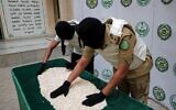 Des agents de la Direction du contrôle des stupéfiants du ministère de l'Intérieur saoudien triant des comprimés de captagon saisis lors d'une opération spéciale et présentés ensuite à l'AFP dans la ville côtière de Jeddah, sur la mer Rouge, le 1er mars 2022. (Crédit : Fayez Nureldine/AFP)