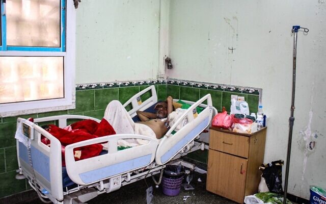 Un patient dans un lit à l'hôpital Al-Joumhouria, dans le quartier de Khor Maksar, dans la ville d'Aden, au sud du Yémen, le 2 mars 2022. (Crédit : Saleh OBAIDI / AFP) Un patient dans un lit à l'hôpital Al-Joumhouria, dans le quartier de Khor Maksar, dans la ville d'Aden, au sud du Yémen, le 2 mars 2022. (Crédit : Saleh OBAIDI / AFP)