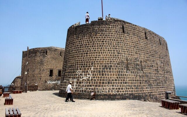 Une photo montre une vue de la forteresse de Sira surplombant le port d'Aden, dans le sud du Yémen, le 24 février 2022. (Crédit : Al-OBEIDI / AFP) Une photo montre une vue de la forteresse de Sira surplombant le port d'Aden, dans le sud du Yémen, le 24 février 2022. (Crédit : Al-OBEIDI / AFP)