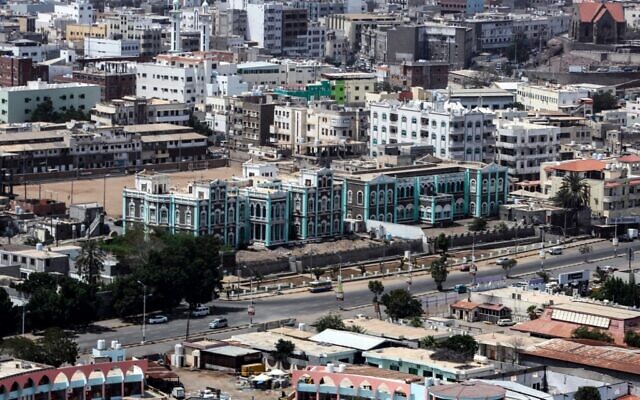 Une photo montre une vue depuis la forteresse de Sira surplombant le port d'Aden, dans le sud du Yémen, le 24 février 2022. (Crédit : Al-OBEIDI / AFP) Une photo montre une vue depuis la forteresse de Sira surplombant le port d'Aden, dans le sud du Yémen, le 24 février 2022. (Crédit : Al-OBEIDI / AFP)