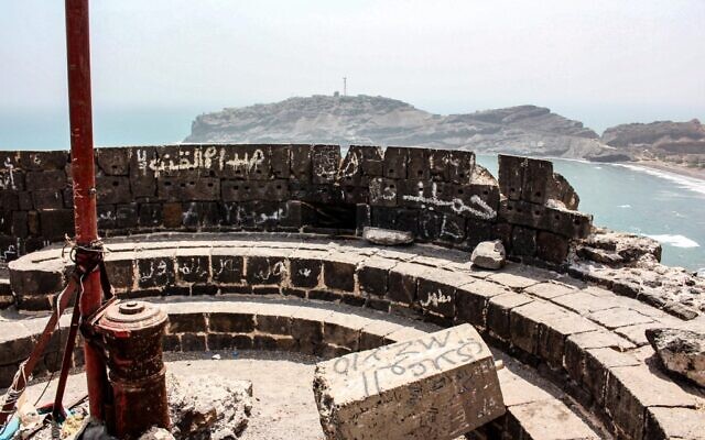 Une photo montre une vue de la forteresse de Sira surplombant le port d'Aden, dans le sud du Yémen, le 24 février 2022. (Crédit : Al-OBEIDI / AFP) Une photo montre une vue de la forteresse de Sira surplombant le port d'Aden, dans le sud du Yémen, le 24 février 2022. (Crédit : Al-OBEIDI / AFP)