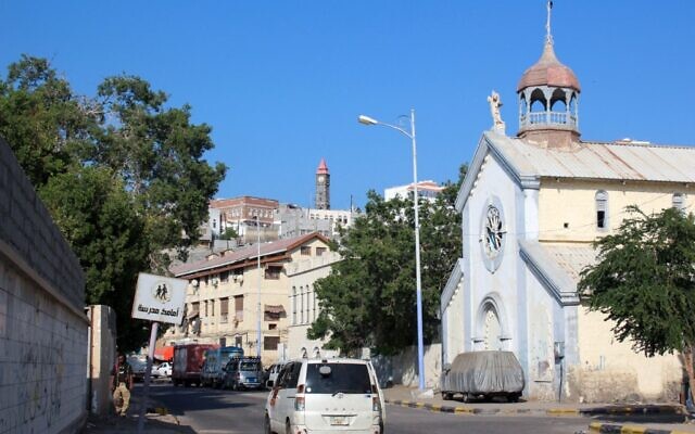 Une photo montre une vue de la tour de l'horloge Big Ben d'Aden (à l'arrière-plan) et d'un bâtiment religieux (à droite), dans la ville d'Aden, dans le sud du Yémen, le 2 mars 2022. (Crédit : Saleh Al-OBEIDI / AFP) Une photo montre une vue de la tour de l'horloge Big Ben d'Aden (à l'arrière-plan) et d'un bâtiment religieux (à droite), dans la ville d'Aden, dans le sud du Yémen, le 2 mars 2022. (Crédit : Saleh Al-OBEIDI / AFP)
