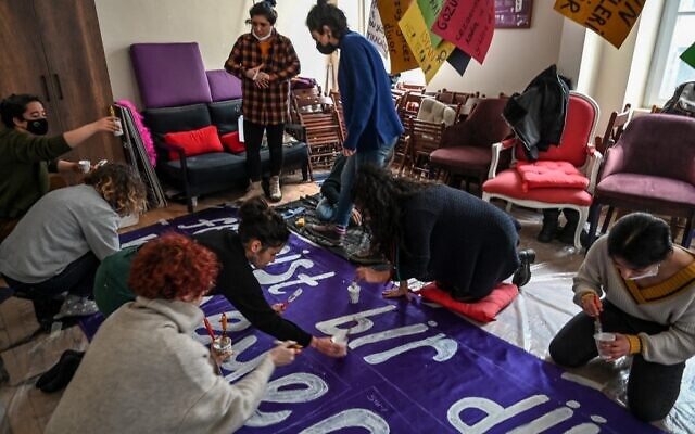 Des militantes peignent des banderoles et des pancartes alors qu'elles se préparent à une marche féministe pour marquer la Journée internationale de la femme dans le quartier de Beyoglu à Istanbul, le 5 mars 2022. (Crédit : Ozan KOSE / AFP) Des militantes peignent des banderoles et des pancartes alors qu'elles se préparent à une marche féministe pour marquer la Journée internationale de la femme dans le quartier de Beyoglu à Istanbul, le 5 mars 2022. (Crédit : Ozan KOSE / AFP)