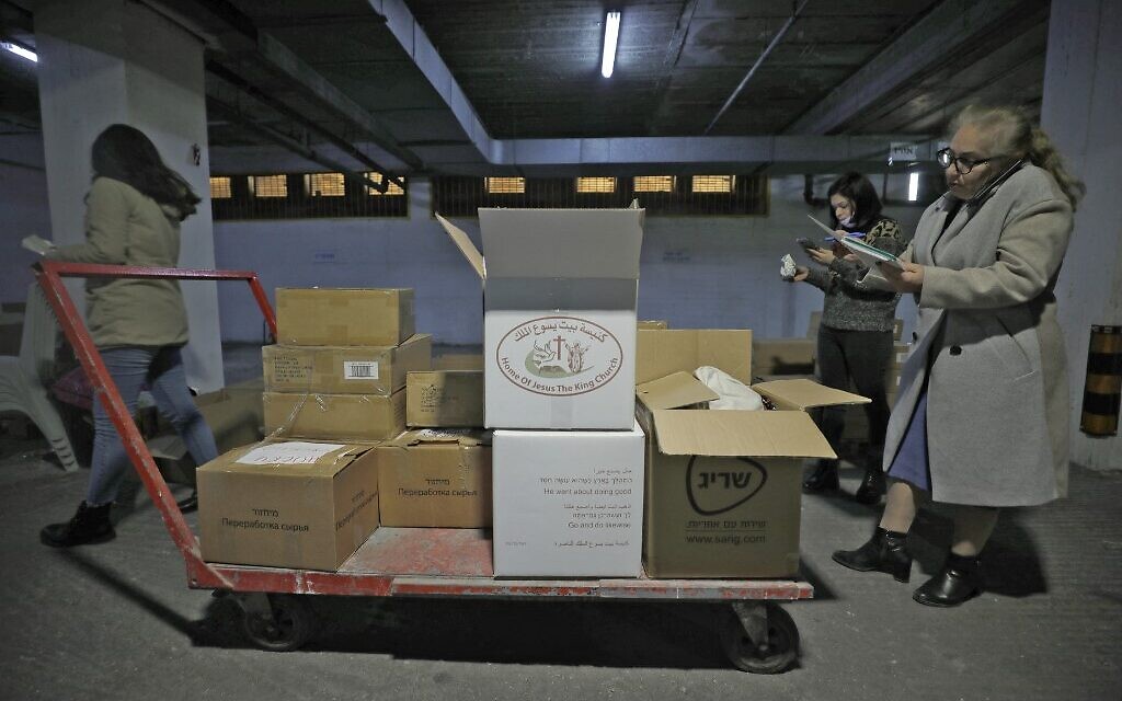 Des bénévoles de la ville de Nof Hagalil, dans le nord d'Israël, rassemblent des objets donnés pour accueillir des réfugiés fuyant la guerre en Ukraine, le 6 mars 2022. (Crédit : JALAA MAREY / AFP)