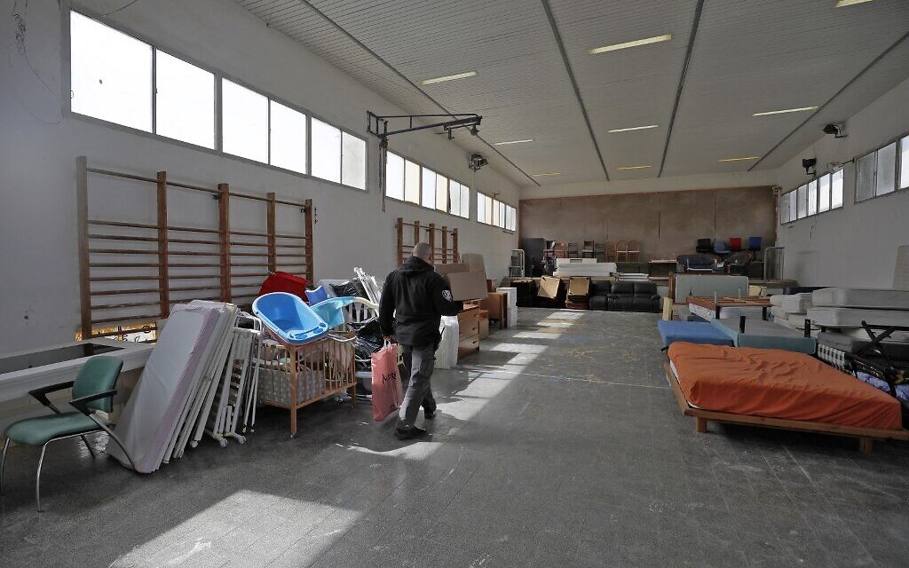 Des bénévoles de la ville de Nof Hagalil, dans le nord d'Israël, rassemblent des objets donnés pour accueillir des réfugiés fuyant la guerre en Ukraine, le 6 mars 2022. (Crédit : JALAA MAREY / AFP)